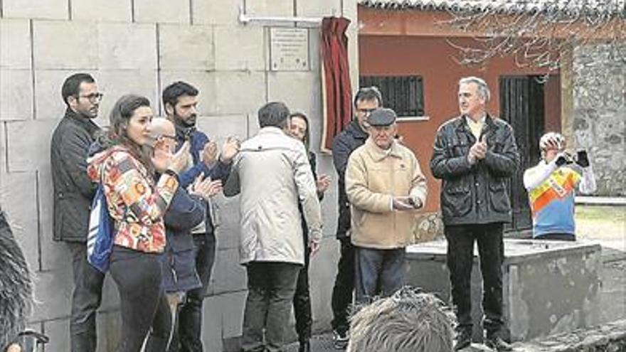 La Isla luce una placa de homenaje a los fallecidos hermanos Martín Casares