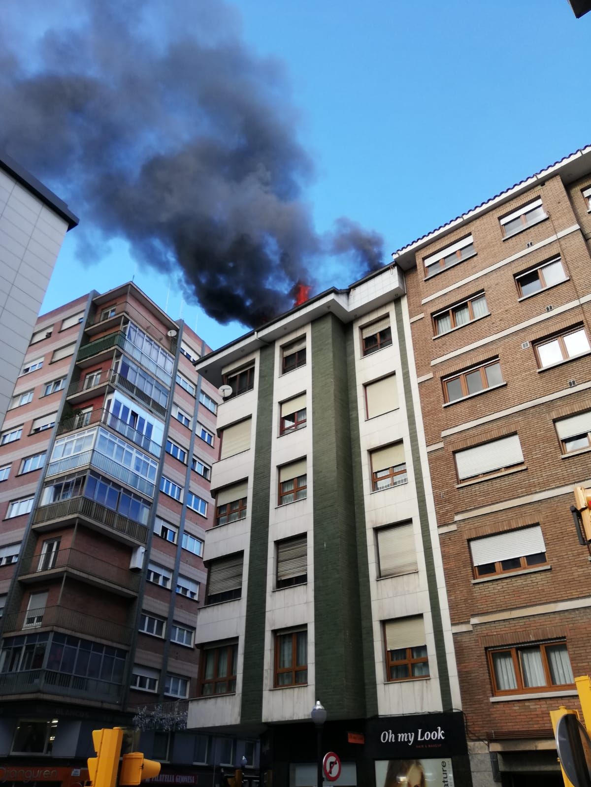 Espectacular incendio de un ático en Gijón