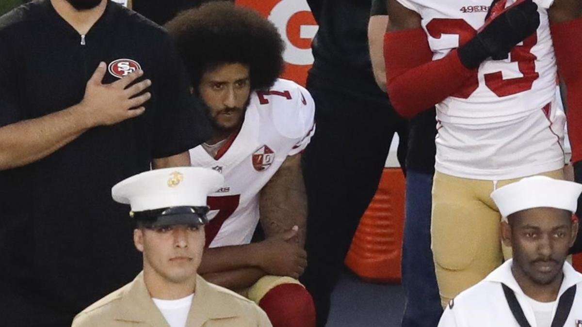 Colin Kaepernick se niega a levantarse y pone la rodilla en tierra durante el himno de EEUU, este viernes en un partido de pretemporada.