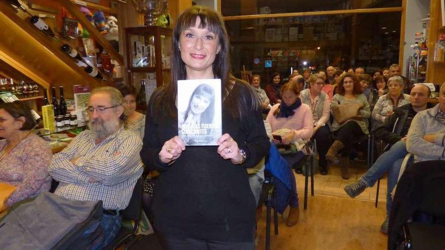 María Isabel Rodríguez con su libro en las manos, ayer antes de la presentación.