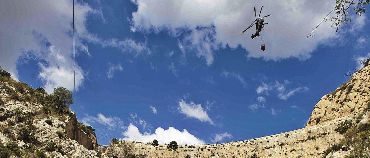 Un helicóptero antiincendios durante unas prácticas en el Pantano de Tibi, en una imagen de archivo.