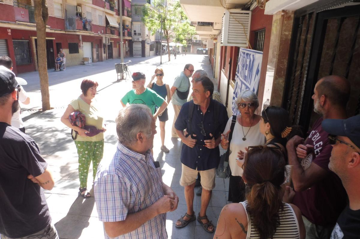 Discusión en el portal con la prima de la casera.