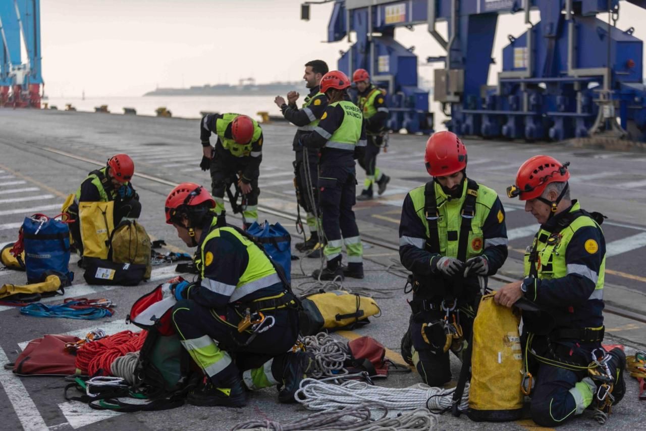 Practicas en el puerto de València de la nueva unidad de rescate en altura de los Bomberos de Valencia