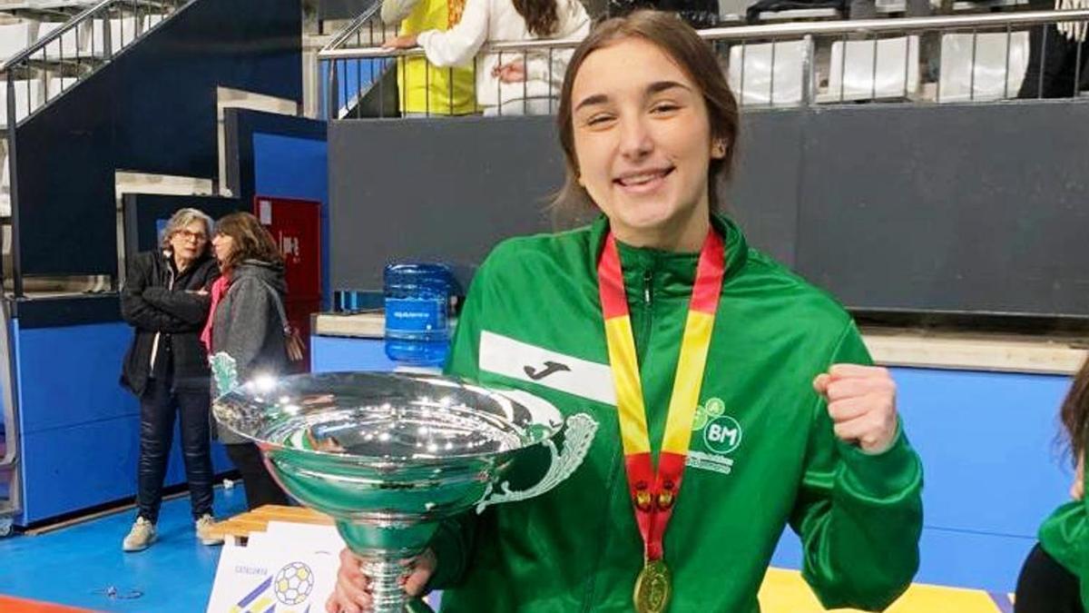 La extremo juvenil Elena Torres, con el trofeo y la medalla ganada en el Campeonato de España.