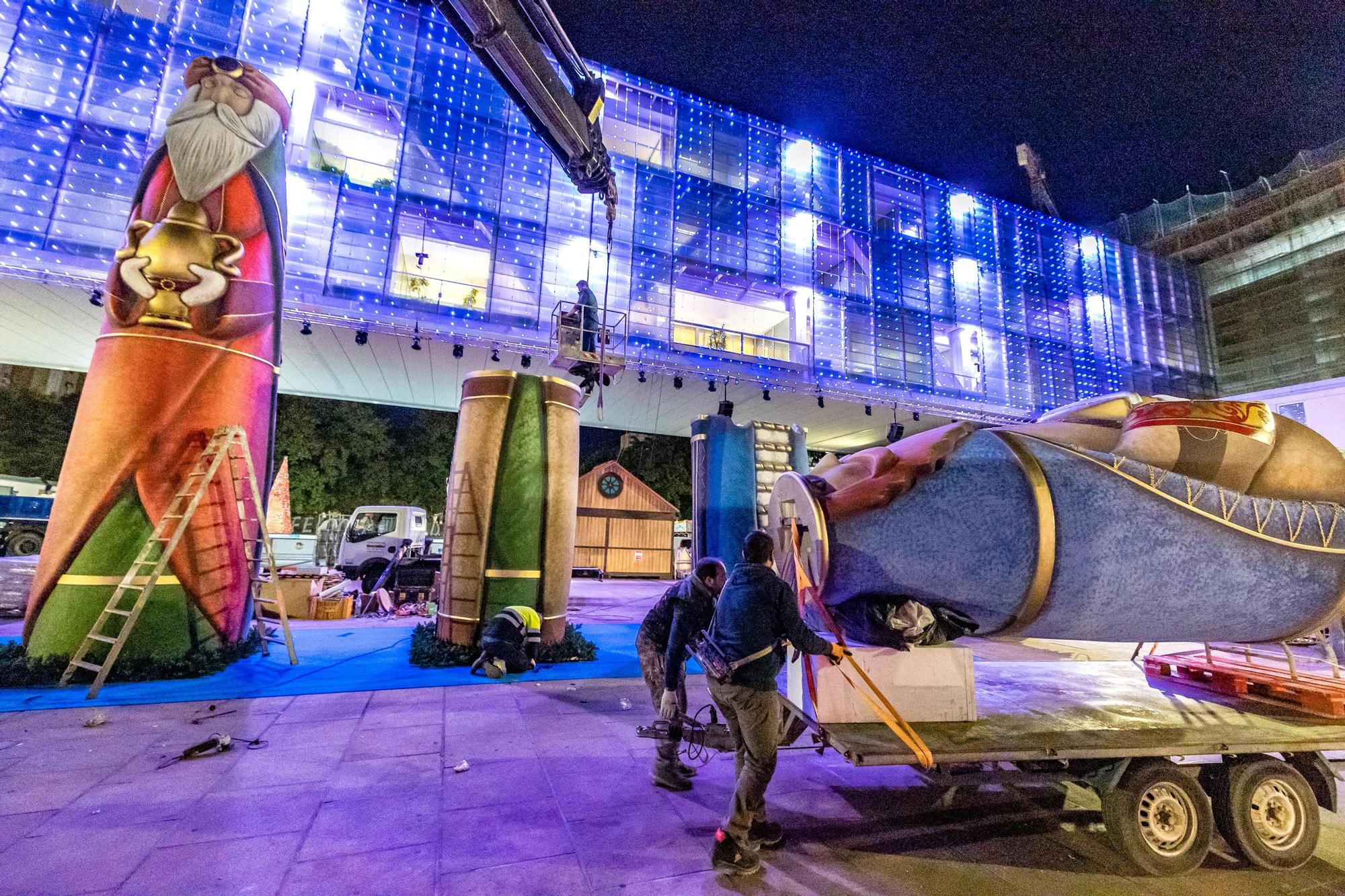 Los Reyes Magos de 10 metros toman la plaza de la Navidad de Benidorm