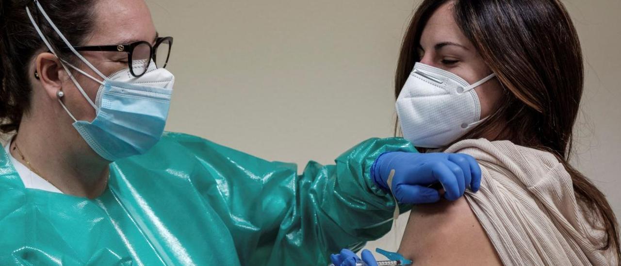 Una persona se vacuna contra el coronavirus en España.