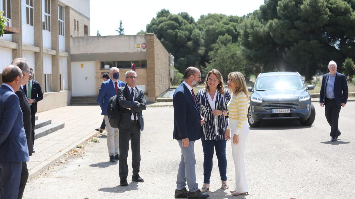 Javier Lambán y la delegada del Gobierno, Rosa Serrano, reciben a la ministra Raquel Sánchez en la Universidad Laboral.