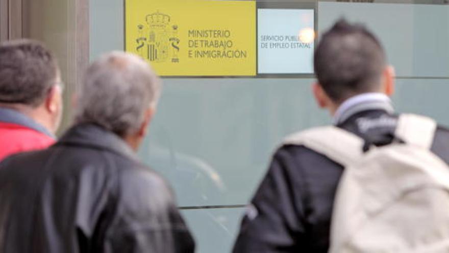 Un grupo de ciudadanos, frente a una oficina del paro.