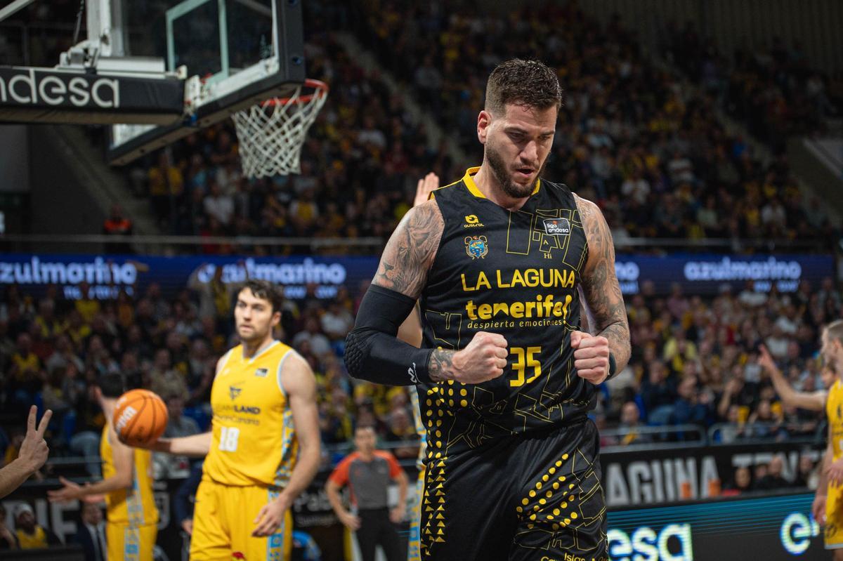 Fran Guerra celebra una canasta en el derbi de ACB del Santiago Martín.