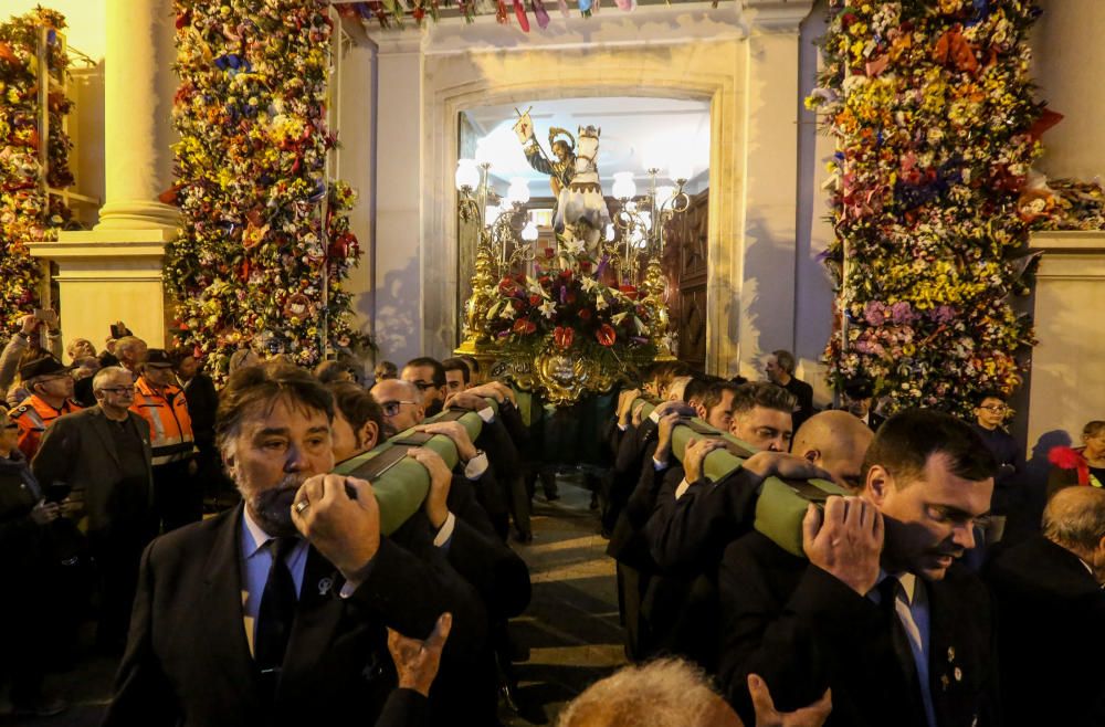 Varios momentos de la procesión que se celebró en honor al apóstol en Benidorm.