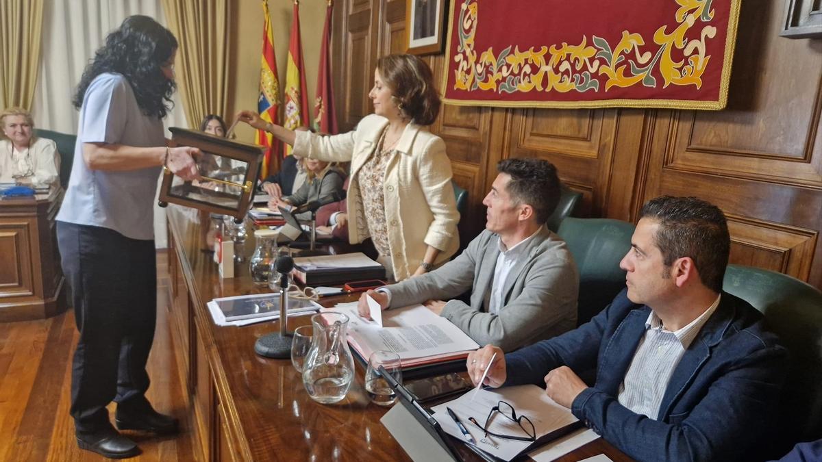 El Ayuntamiento de Teruel concede la Medalla de Oro de la ciudad al escultor Manuel Escriche.