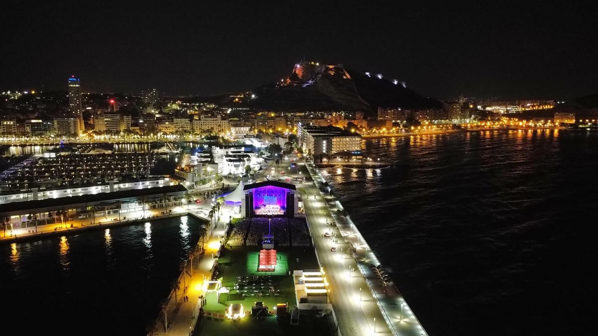 El Muelle Live un espacio único donde música, arte, deporte, gastronomía y creatividad se dan la mano frente al Mediterráneo. Situado en el Muelle 12 de Levante, con capacidad para más de 8.000 personas.