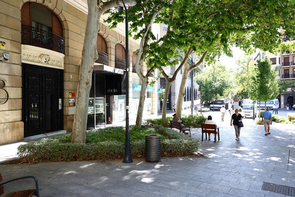 Plaza Santa Engracia, con sombra gracias a los árboles que se mantuvieron tras la reforma.