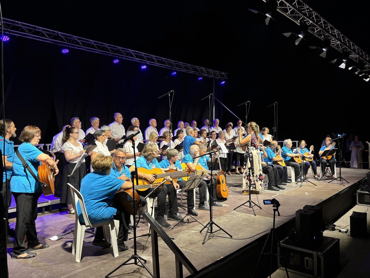 El Coro Amistad y la Rondalla Crevillentina abrieron el concierto en El Pinet