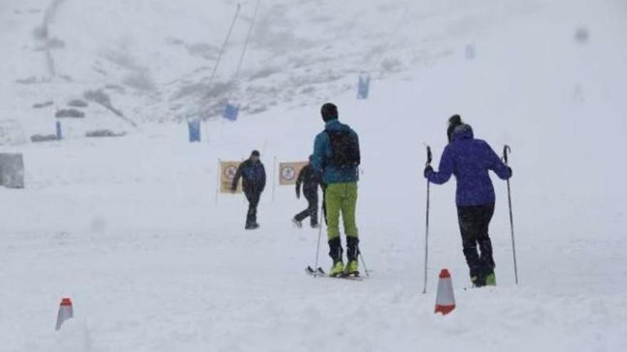 Temporada de esquí en Asturias: Los primeros esquiadores llegan a Fuentes de Invierno