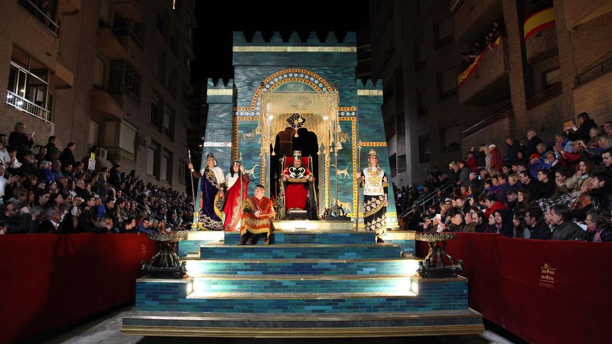 Juan Ruiz Romera, con manto morado, encarnando al consejero Ariej del rey Nabucodonosor, que desfila junto a su cortejo en una carroza que recrea el salón del trono, por la carrera principal un Viernes Santo.