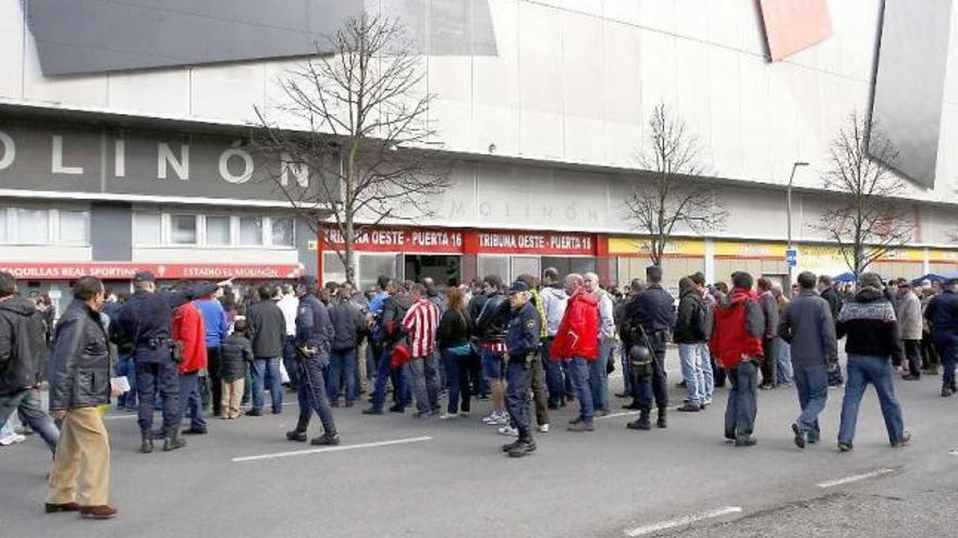 Aficionados rojiblancos hacen cola ante las taquillas de El Molinón.