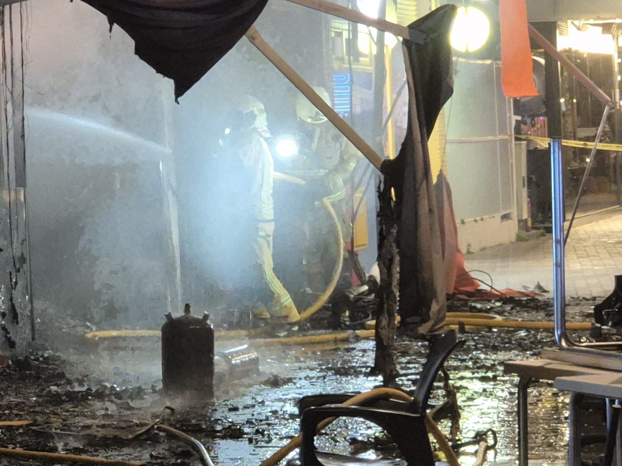 FOTOS | Un incendio en el bar mexicano El Pincho que ha afectado a otros dos locales en el Paseo Marítimo de Palma