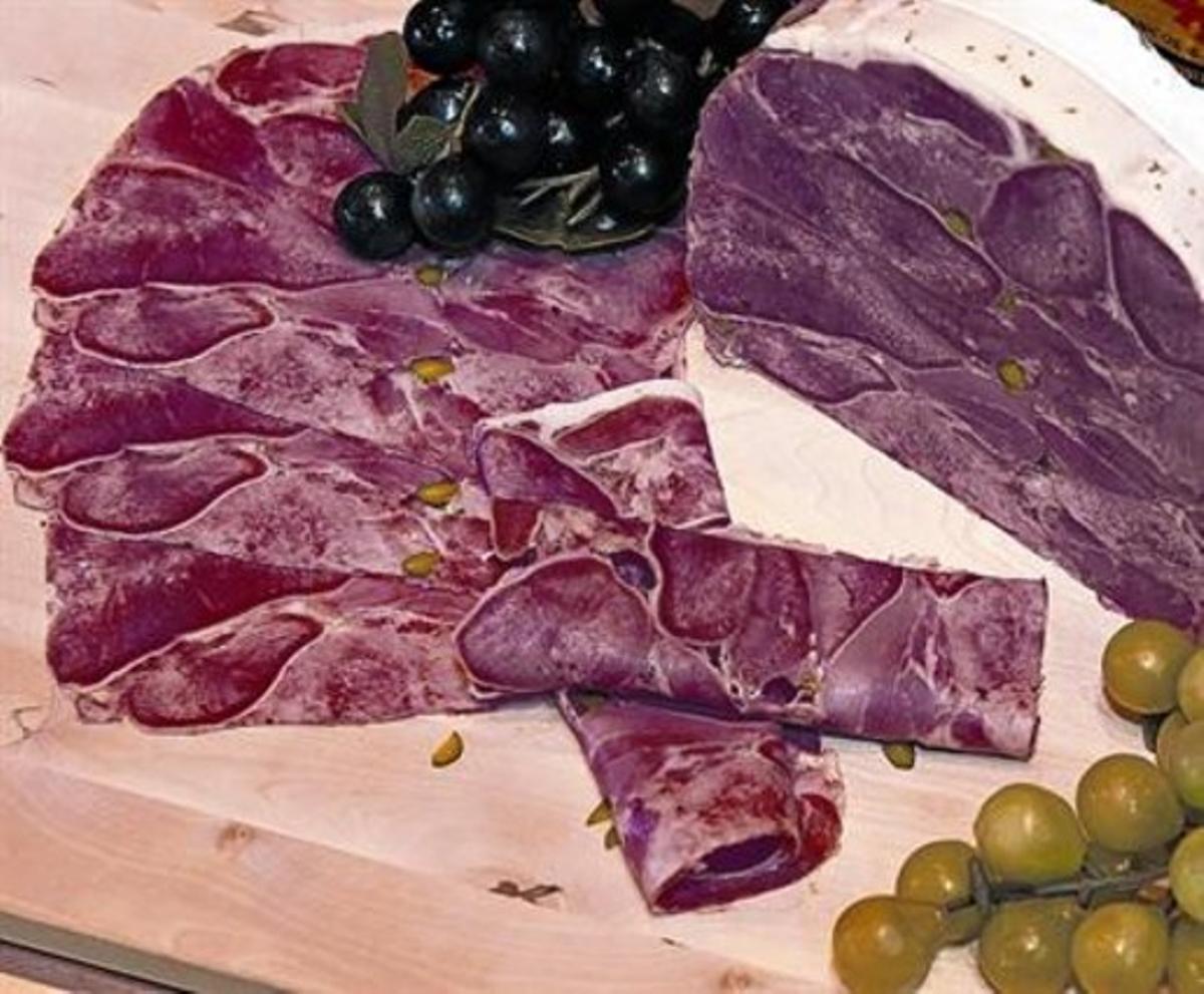 Embotit elaborat amb senglar de la Carnisseria Debon. Embotit elaborat amb senglar de la Carnisseria Debon.