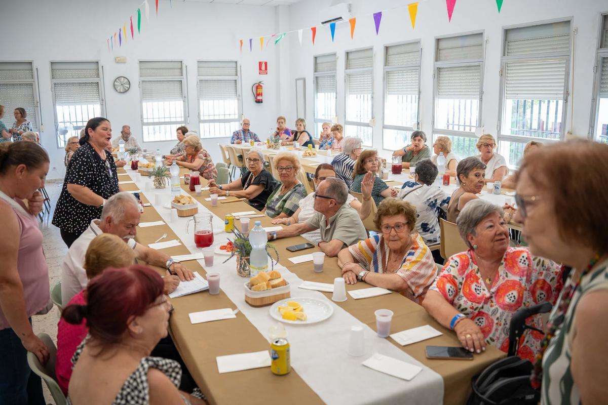 Los mayores de Nueva Ciudad disfrutan de una jornada gastronómica y de convivencia dentro de su Semana Cultural.