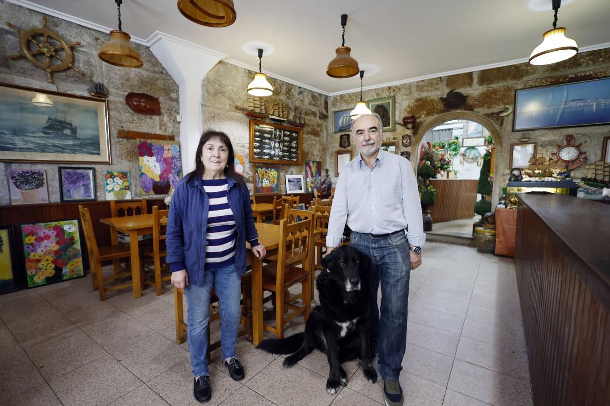 Vigo (C.Santa Marta, Barrio del Cura). Casa Roucos, local o restaurante histórico activo desde 1953, y regentado por José Antonio y Sira. Con su perro Thor de 11 años.