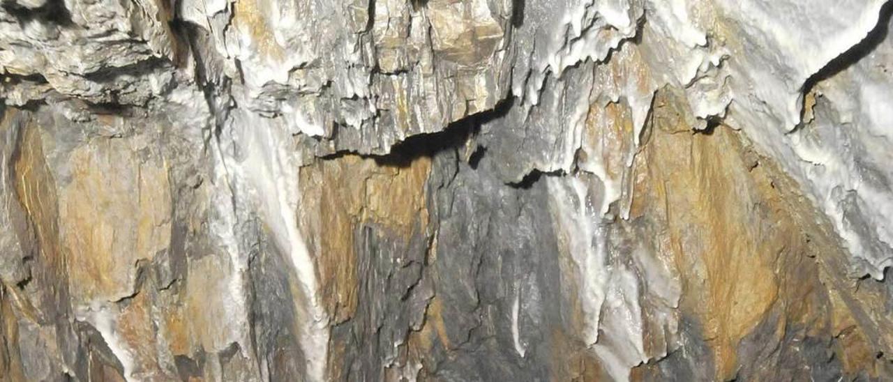 Una de las galerías de la mina de cobre de Texeo, en Riosa.