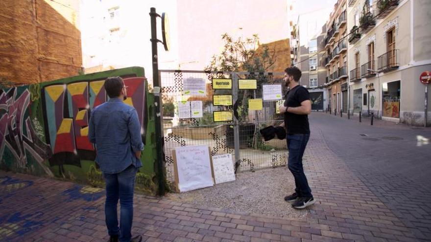 Los usuarios del Huerto Lab de Santa Eulalia llevaron a cabo ayer el desalojo. | JUAN CARLOS CAVAL