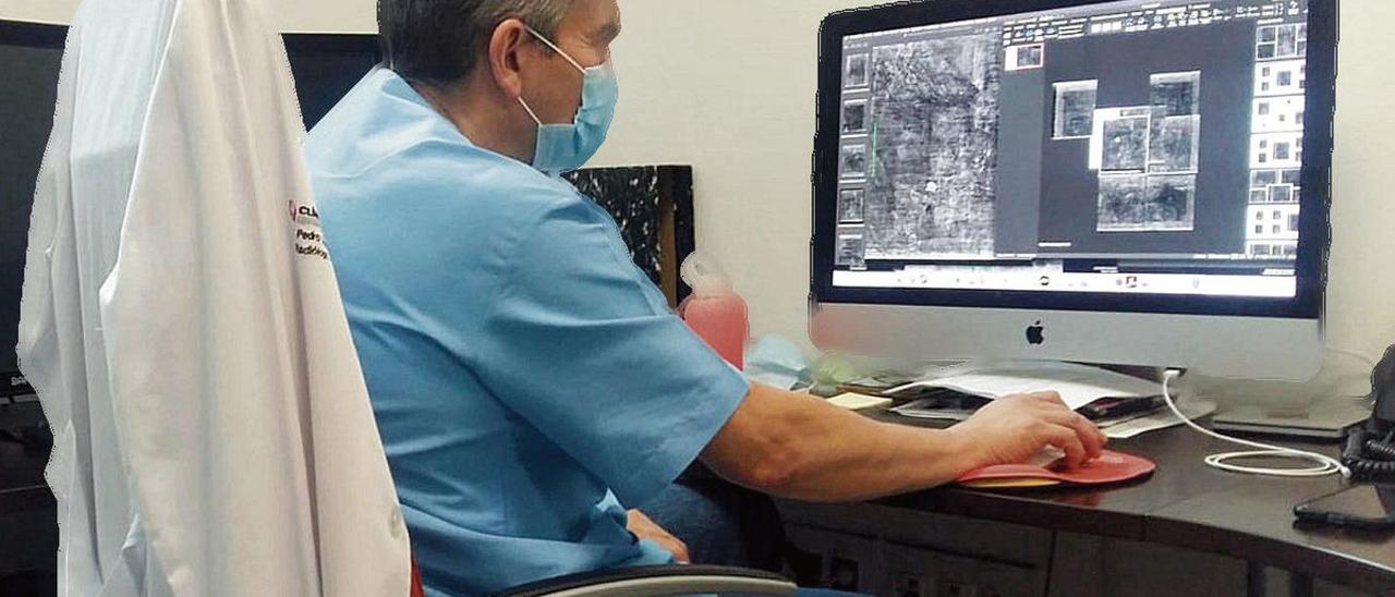 El radiólogo Pedro García trabaja en su ordenador con las radiografías de &quot;El caserío&quot;.
