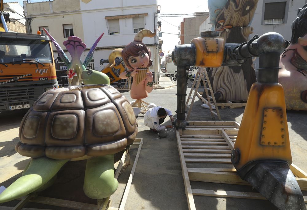 La Falla de la Plaza Rodrigo del Port de Sagunt toma forma