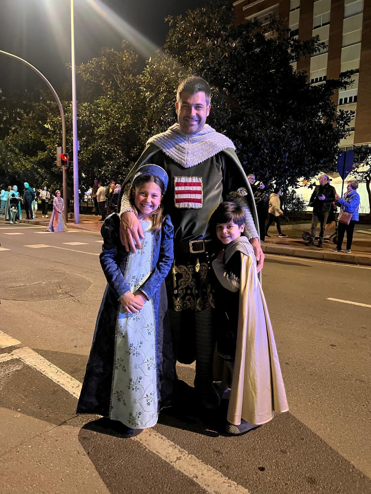 Garcés, junto a sus hijos, vestido de cavaller.