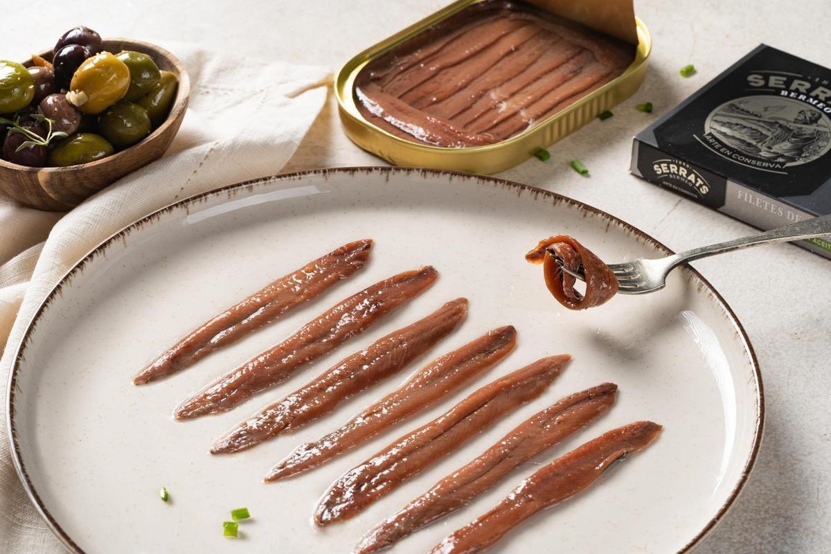 Las anchoas de conservas Serrats provienen del Cantábrico y son pescadas en los meses de primavera.