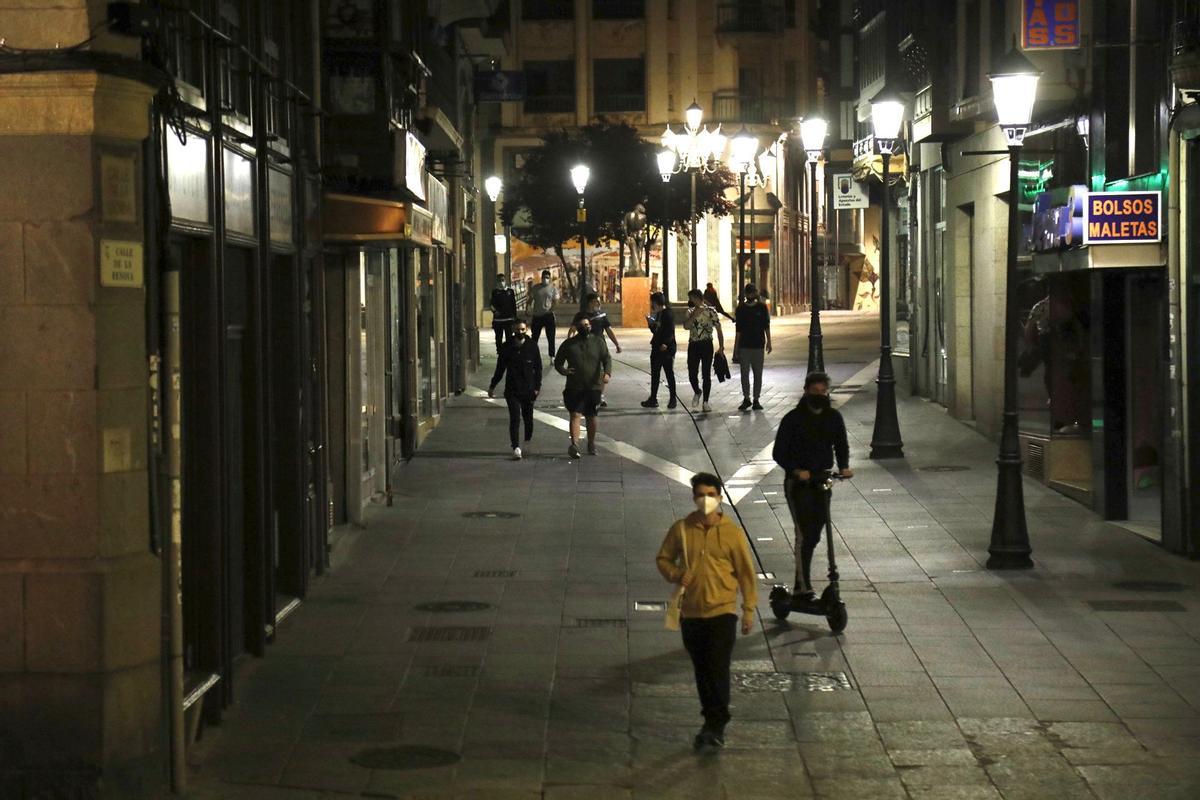 Jóvenes por las calles de Zamora pasadas las 12 horas, ya sin el estado de alarma.