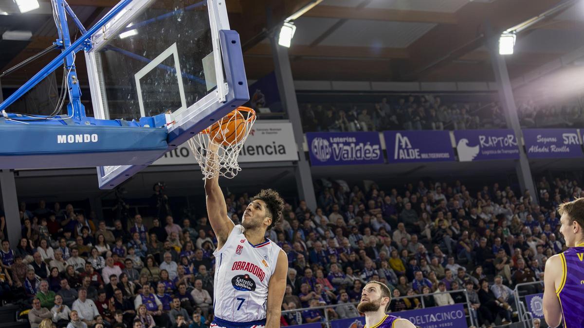 Felipe dos Anjos ejecuta un mate ante Súper Agropal Palencia.
