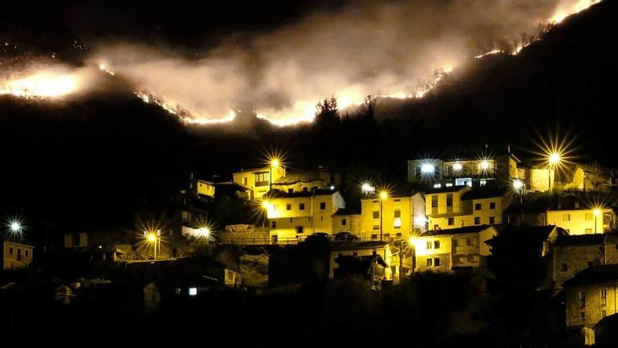Vista del incendio desde el pueblo de Murias.