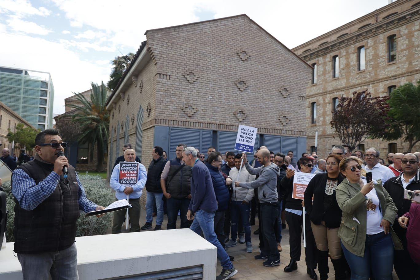 Decenas de taxis protestan por el cambio de regulación horaria