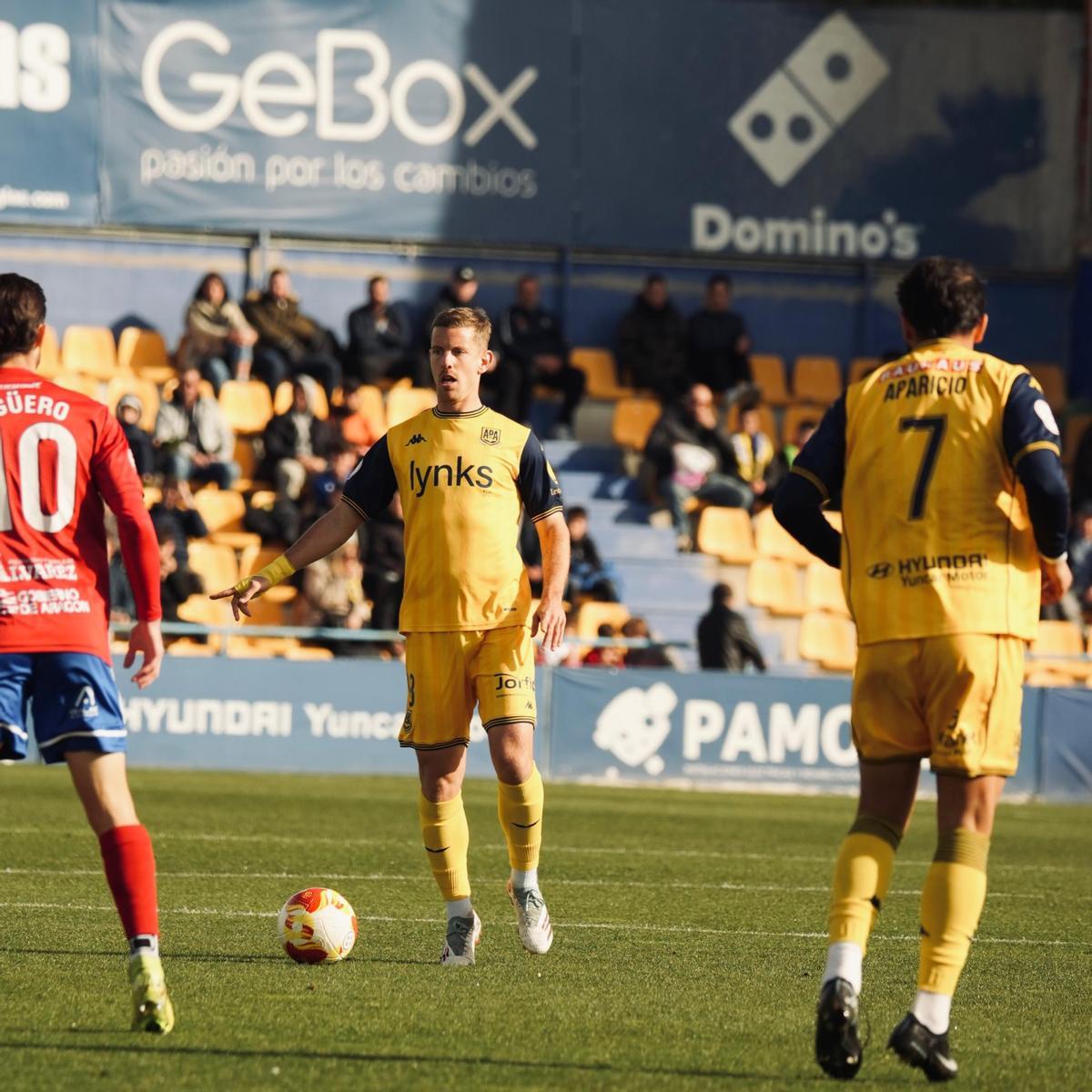 Tarsi Aguado conduce el balón durante un partido del Alcorcón esta temporada.