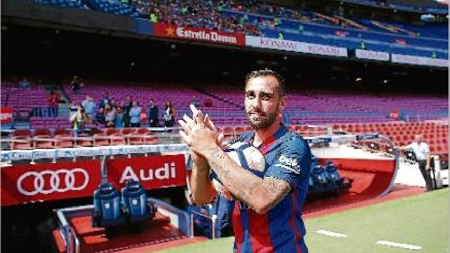 Paco Alcácer aplaudint els 2.500 seguidors que van anar al Camp Nou a rebre&#039;l com a barcelonista.