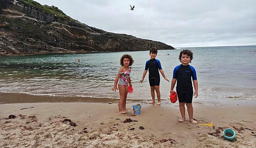 Daniela Corral y Martín y Gonzalo Rodríguez en la playa de El Sablón.