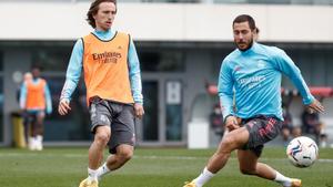 Eden Hazard (d) durante el último entrenamiento del Real Madrid.