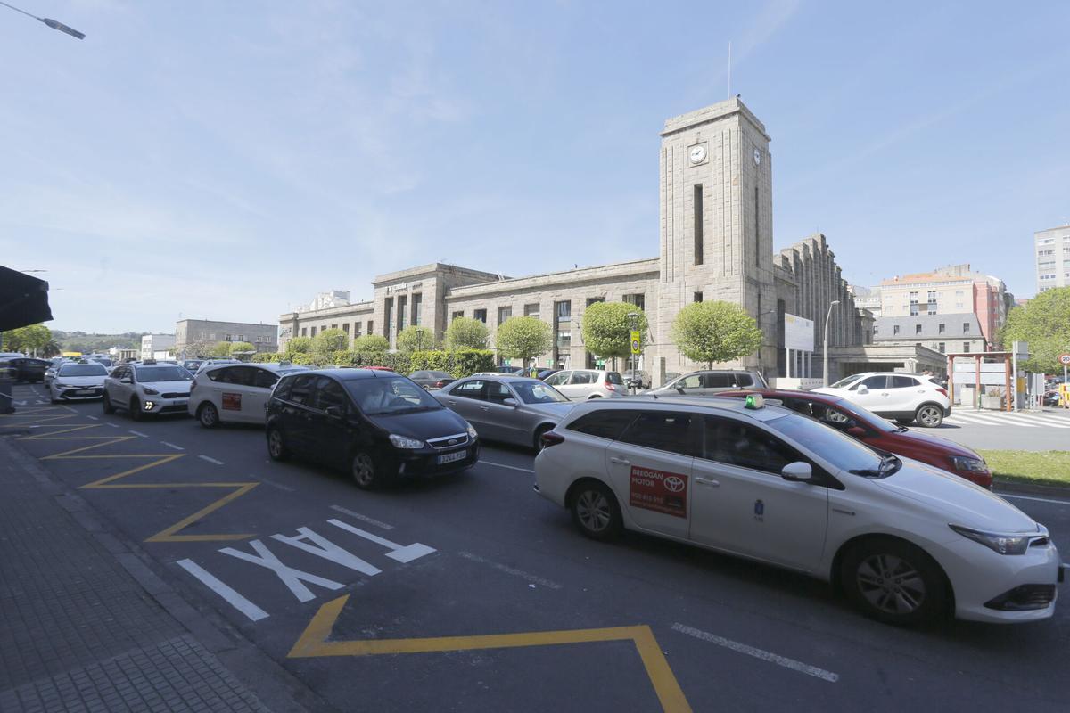 Avenida del Ferrocarril, en la entrada a la rotonda con la ronda de Outeiro, con la terminal de la estación de San Cristóbal al fondo.