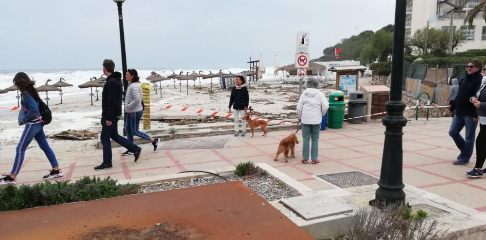 El temporal arrasa la playa de Son Moll en Capdepera