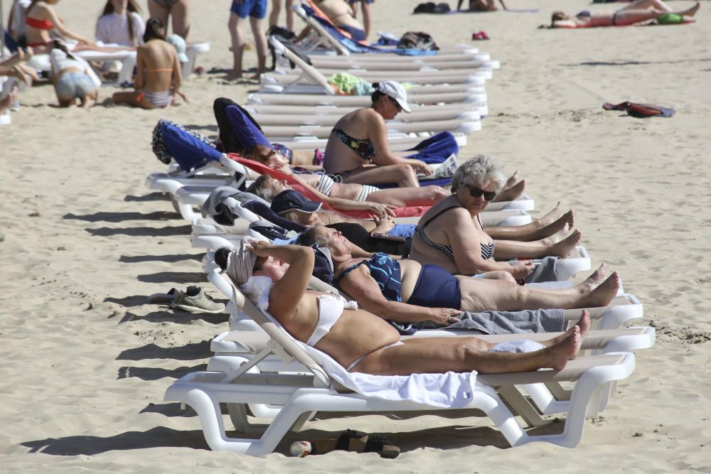 La playa del Postiguet, llena por las altas temperaturas