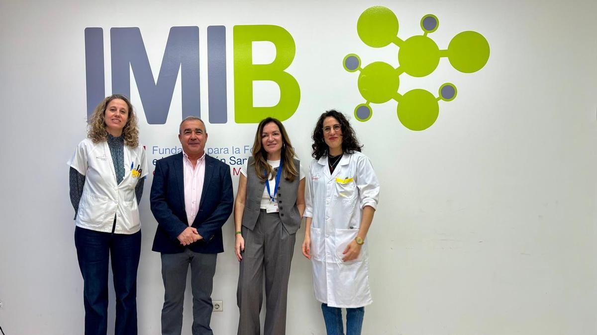 Ana Galera, oncóloga pediátrica, sección Oncohematología Pediátrica HUCVA; Juan Carlos López Sánchez, presidente de Andamur; IIrene Jiménez, oncóloga pediátrica, sección Oncohematología Pediátrica HUCVA y Fuensanta Martínez, directora de Gestión del IMIB, en el acto de donación.
