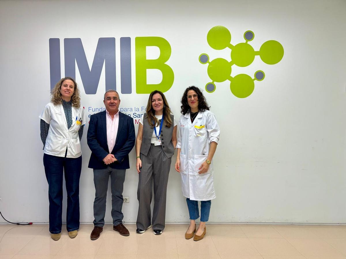 Ana Galera, oncóloga pediátrica, sección Oncohematología Pediátrica HUCVA; Juan Carlos López Sánchez, presidente de Andamur; IIrene Jiménez, oncóloga pediátrica, sección Oncohematología Pediátrica HUCVA y Fuensanta Martínez, directora de Gestión del IMIB, en el acto de donación.