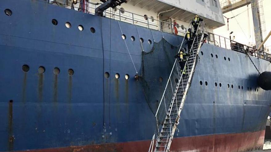 Extinguido el incendio en un barco en el puerto de La Luz con tres fallecidos