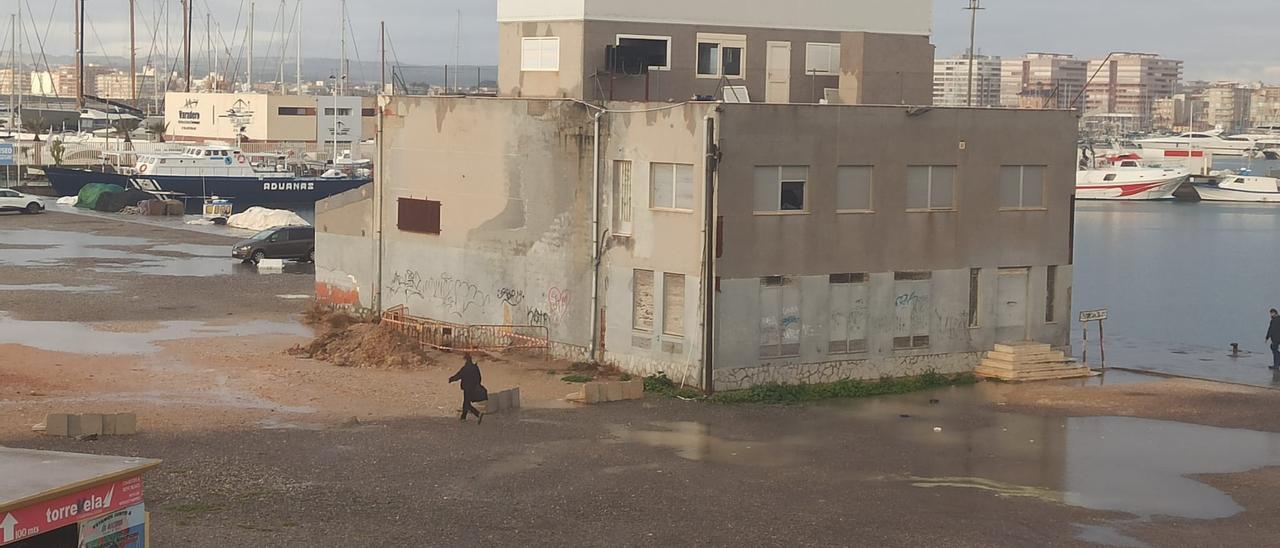 Fábrica de Hielo que se integrará en la nueva lonja de subasta de la flota pesquera de Torrevieja. Junto a una de las fachadas se observan los trabajos de cata realizados hace unos días