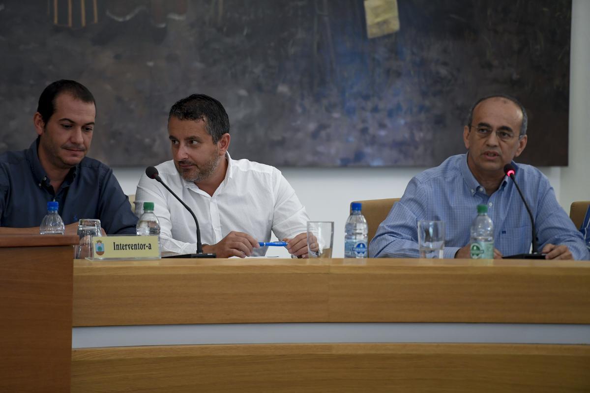 Por la izquierda, Marcos Rufo, Sergio Vega y Manuel Hernández (AV) en un Pleno de Santa Lucía de Tirajana.