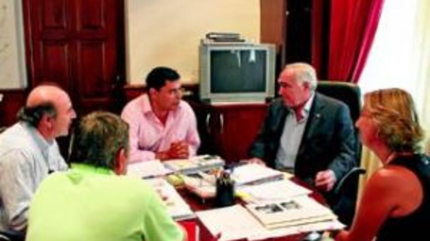 La amortización de plazas en el consistorio de Mérida divide a los sindicatos