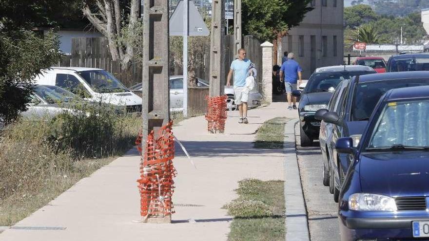 Todavía en obras, el sendero será compartido por peatones, bicicletas y postes eléctricos.  // Alba Villar