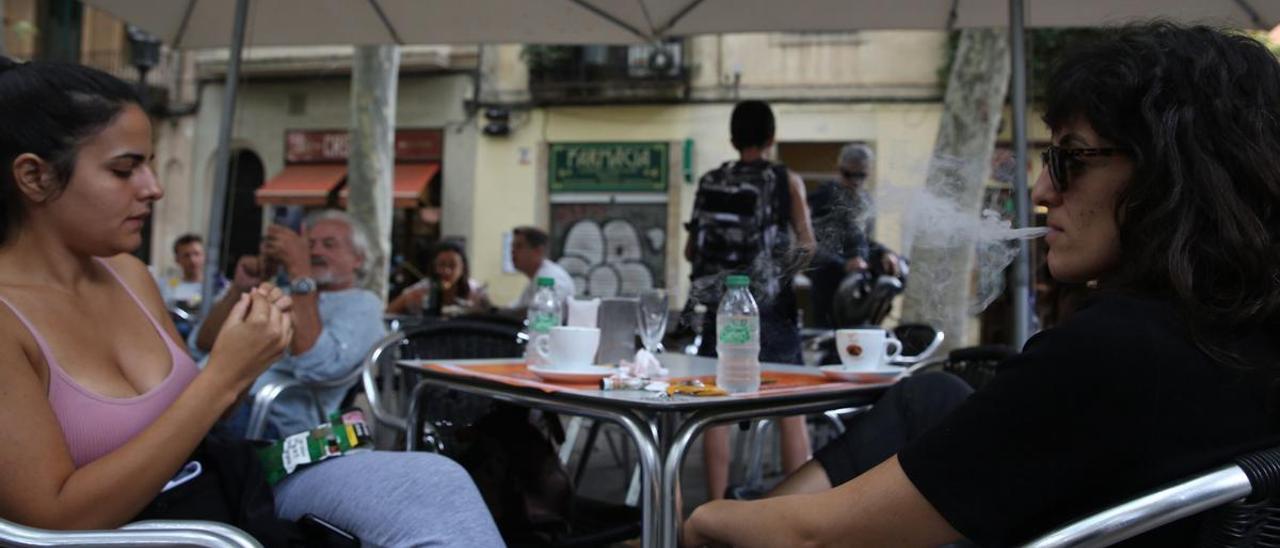 Clientes fumando en una terraza de bar de Barcelona.